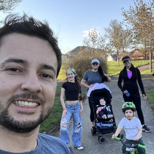 O fundador do Kilter Money passeando com a família